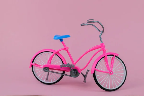 Красивый велосипед с голубым седлом на розовом фоне . — стоковое фото