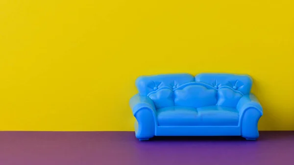 Bellissimo divano blu sul pavimento viola al muro giallo. Un campione di bei mobili per la casa . — Foto Stock