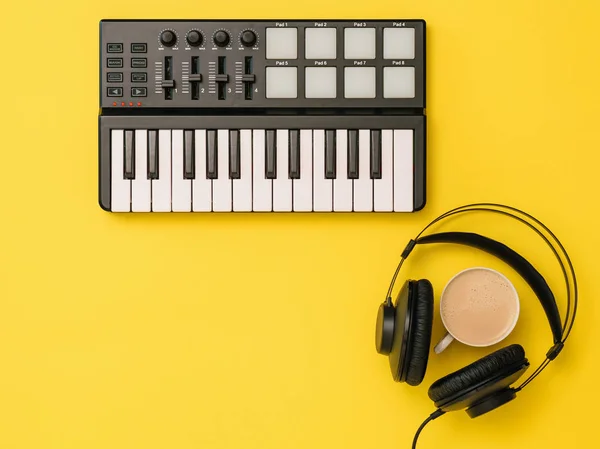 黄色背景的耳机、咖啡和音乐混音器。工作场所组织的概念. — 图库照片