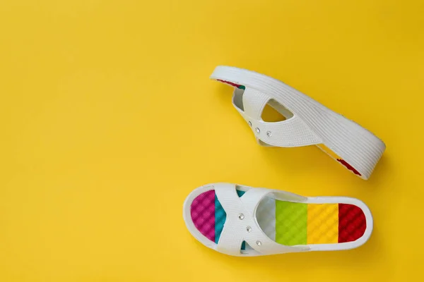 Barevné boty pro ženy na jasně žlutém pozadí. Koncept letních prázdnin. Plochá ležela. — Stock fotografie
