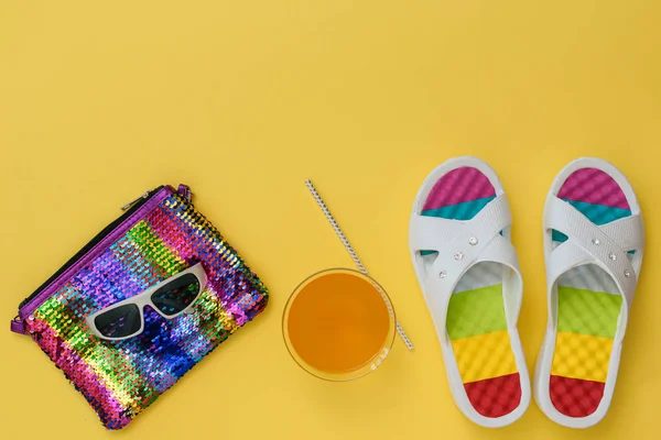 Pizarras, bolsa de colores y gafas sobre fondo amarillo. El concepto de vacaciones de verano. Puesta plana . — Foto de Stock