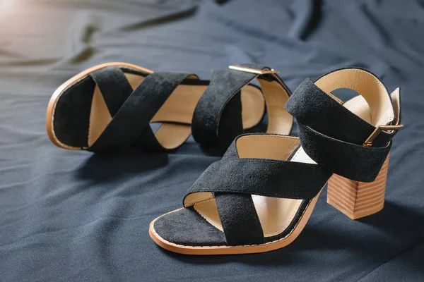 Пара модных женских туфель на высоких каблуках с черной тканью . — стоковое фото