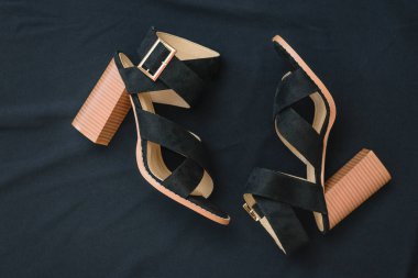 Siyah kumaş ile şık kadın yüksek topuklu ayakkabı bir çift. Düz yatıyordu.