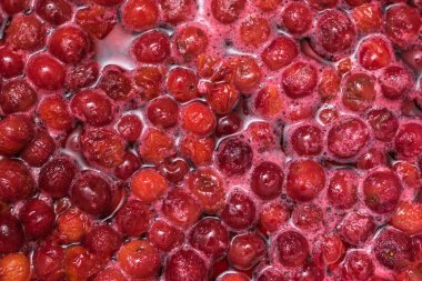 Bir sürü kiraz şekerle pişirilir..