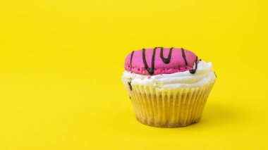 Taze ev yapımı cupcake sarı bir arka plan üzerinde çikolata ile dekore.