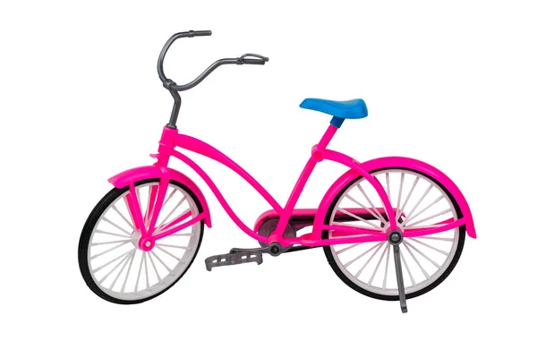 白い背景に隔離された青い座席を持つおもちゃのピンクの自転車. — ストック写真