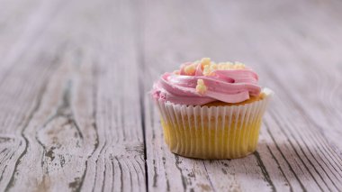 Ahşap bir masada dut kremalı cupcakes. Seçici odaklama.