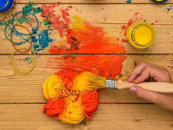 Aplicação de tinta no estilo de amarrar as cores amarelo e verde . — Fotografia de Stock