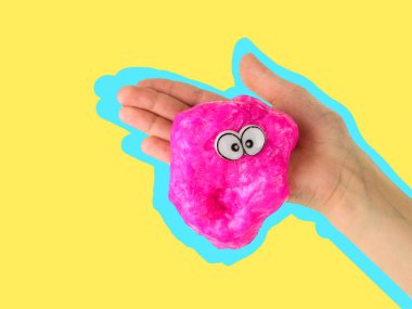 Çağdaş sanat kolajı. Sarı bir arka plan üzerinde slayma yüzü ile çocuğun eli.