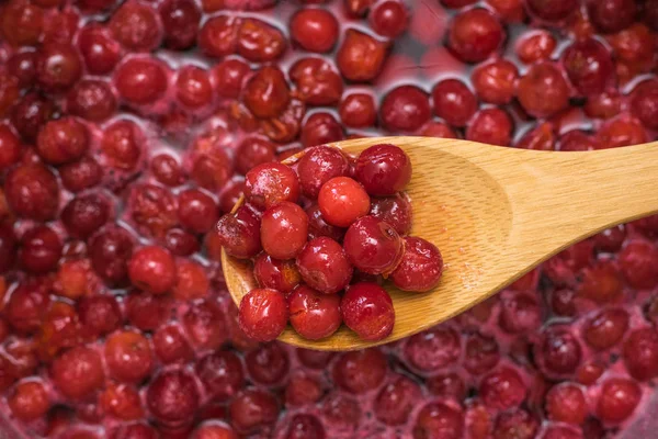 Muž smíchá s dřevěnou marmeládou.. — Stock fotografie