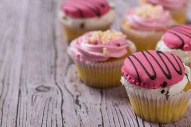 Tahta bir masada birkaç kek.