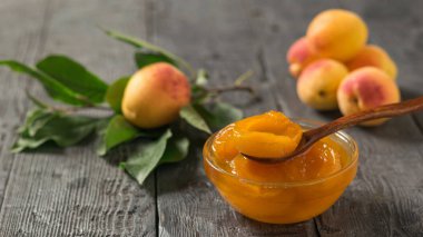 Ahşap bir masada taze çilek bir arka plan kayısı reçeli.