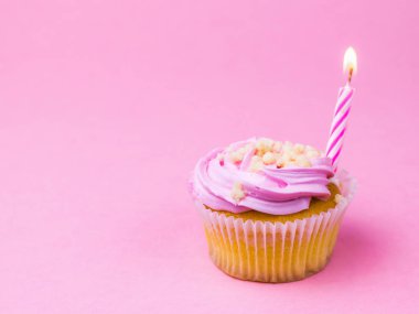 Pembe arka planda berry cupcake pembe mum.