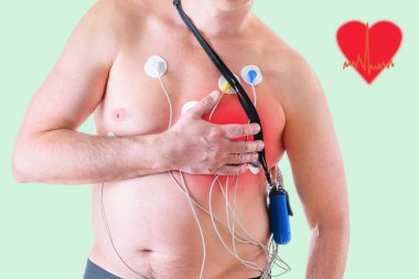 Bir adam gün boyunca kardiyovasküler sistem bir kontrol yapar. Halter yöntemi.