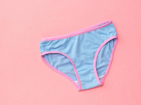 Blå trosor på rosa bakgrund. Underkläder. Utsikten från toppen. — Stockfoto