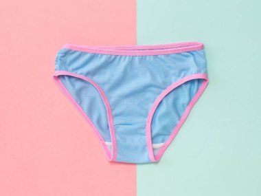 Mavi ve pembe arka planda mavi kadın külot. Toplantı severler kavramı. Iç çamaşırı. Üstteki görünüm.