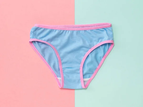 Bragas azules para mujer sobre fondo azul y rosa. El concepto de los amantes de la reunión. Ropa interior. La vista desde arriba . —  Fotos de Stock