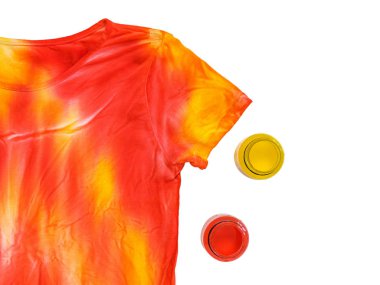 Sarı ve kırmızı boya kavanoz ve kravat Boya t-shirt beyaz arka plan izole.