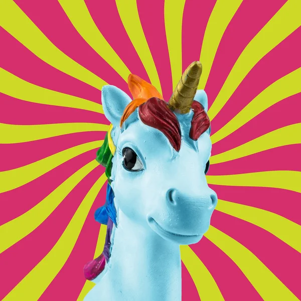 La cabeza de un unicornio azul en el fondo de los rayos rojos y amarillos divergentes. Tendencia. Minimalismo. collage de arte contemporáneo . — Foto de Stock