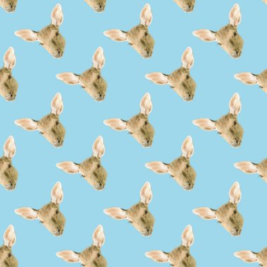 Mavi arka plan üzerinde izole edilmiş bir geyiğin başının kusursuz deseni.