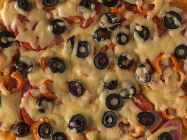Bitmiş ev yapımı pizza yüzeyinin arka plan. Yukarıdan görünüm.