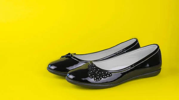 Sarı bir arka plan üzerinde düşük moda kadın ayakkabıları. — Stok fotoğraf