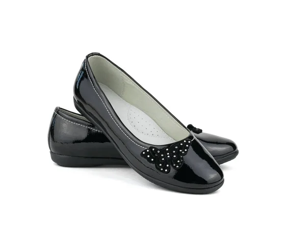 Modne czarne skórzane damskie buty na białym tle. — Zdjęcie stockowe