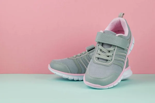 Grå sneakers för sport på en tvåfärgad bakgrund. — Stockfoto