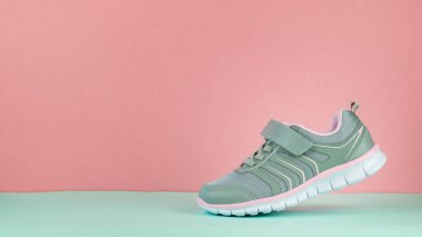 Mavi ve pembe arka planda yürüyüş fitness spor ayakkabı.