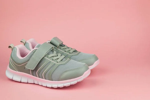 Fitness sneakers på pastell rosa bakgrund. Färg trend. — Stockfoto