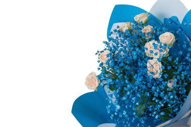 Buket sarı güller ve küçük mavi çiçekler beyaz bir arka plan üzerinde izole ile. Şenlikli ruh hali.