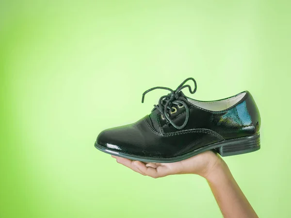 Ennegrecer difícil Rugido Zapatos escolares fotos de stock, imágenes de Zapatos escolares sin  royalties | Depositphotos