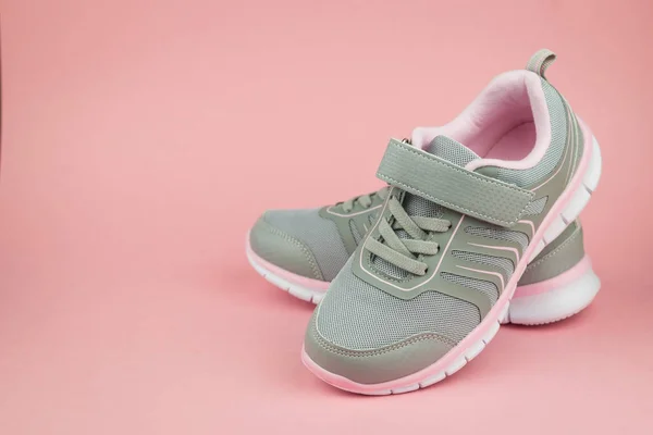 Elegant Fashion Gray sneakers på rosa bakgrund. Färg trend. — Stockfoto