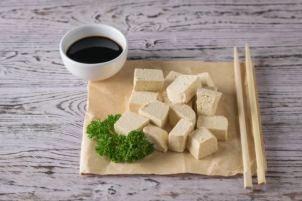 Fatias de queijo tofu, molho de soja e paus de madeira. Queijo de soja . — Fotografia de Stock