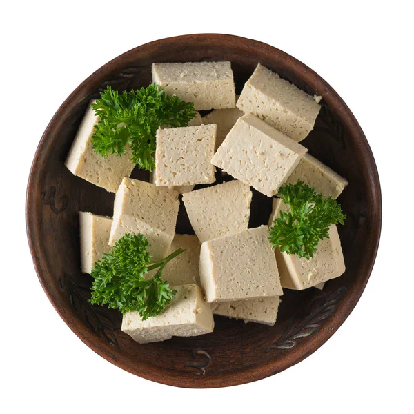 Rebanadas de queso fresco de tofu en un tazón de barro aislado sobre un fondo blanco. Queso de soja. Puesta plana . — Foto de Stock