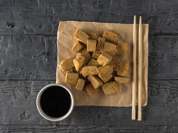Sauce soja au tofu frit et bâtonnets de bois . — Photo