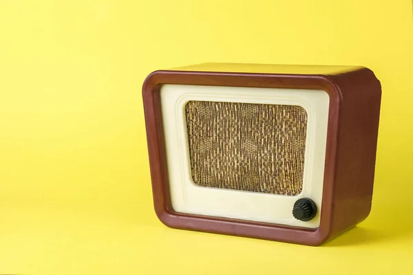 Antigua radio marrón sobre fondo amarillo. Ingeniería de radio del pasado . — Foto de Stock