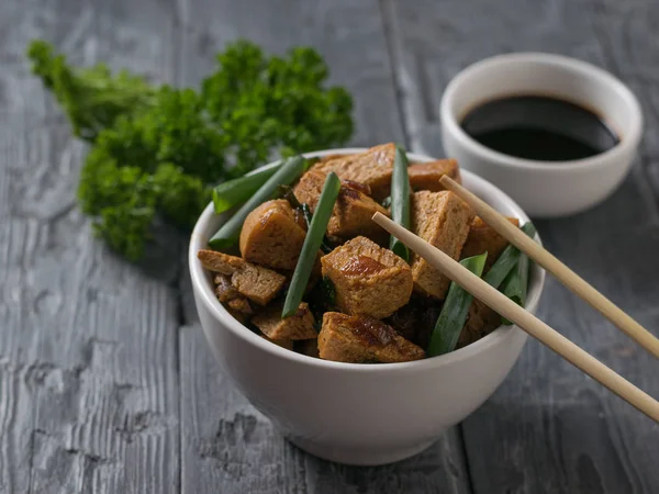 炒豆腐，欧芹和木棍在桌子上. — 图库照片