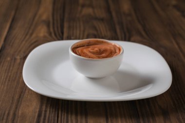 Beyaz bir kapta domates sosu ve otlar ile Bowl. Vejetaryen sos.