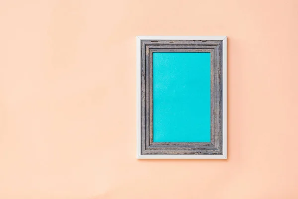 Struttura in legno con sfondo blu all'interno della biancheria da letto su uno sfondo di corallo. La tendenza del colore. Minimalismo . — Foto Stock