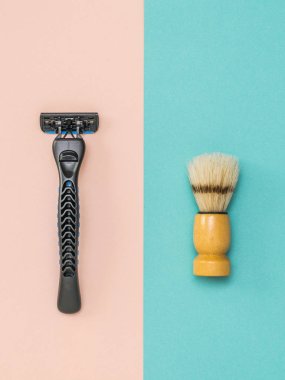 Modern erkek jileti ve tıraş fırçası, iki tonluk arka planda. Düz yatıyordu.