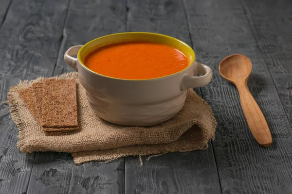 Bol avec soupe à la crème de poivron et céleri sur une table en bois . — Photo