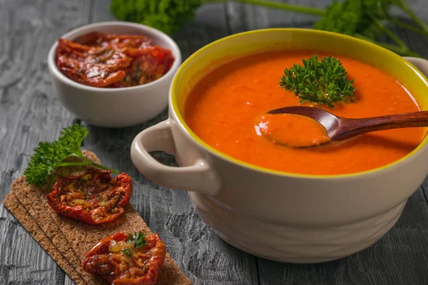 Cream of bell pepper soup with celery with dried tomatoes on a wooden table. — Stock Photo, Image