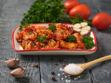 Bir kase güneşte kurutulmuş domatesin yanında kaba tuzlu kaşık. Vejetaryen yemeği..