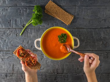 Çocuk kremalı çorba ve güneşte kurutulmuş domatesli tost yiyor. Düz yatıyordu.