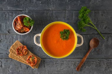 Kremalı biber çorbası ve kurutulmuş domatesli ahşap kaşık. Düz yatıyordu.