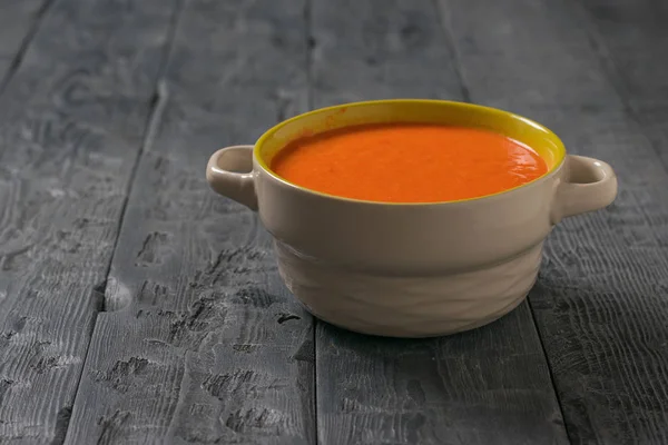 Satu mangkuk krim lada sup di atas meja kayu . — Stok Foto