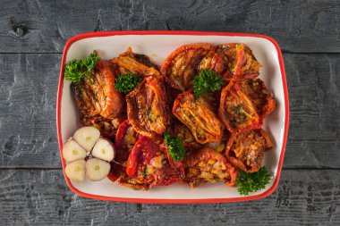 Tahta bir masada yarım sarımsak ve güneşte kurutulmuş domates. Vejetaryen yemeği..