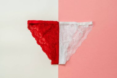 Kırmızı ve beyaz arka planda kırmızı ve beyaz kadın iç çamaşırları. İç çamaşırı. Yukarıdan görünüşü.