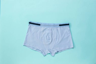 Hafif arka planda hafif klasik erkek iç çamaşırları.